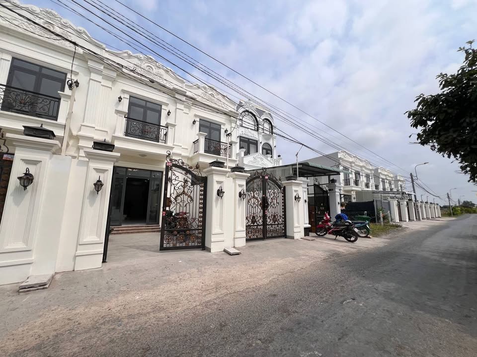 Nhà Phố Quốc Lộ 50 Cần Giuộc 72m² - Mặt tiền kinh doanh, sổ hồng sẵn!