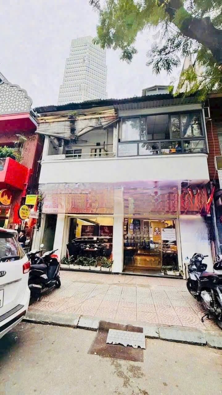 Cho thuê Mặt bằng Kinh doanh Mặt tiền Đông Du, Quận 1 - 112m²