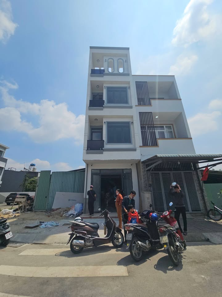 Nhà 4 tầng 72m² hướng Đông Nam, Dĩ An - Giá 7.6 tỷ, Sẵn Sàng Đón Bạn Về Dinh!