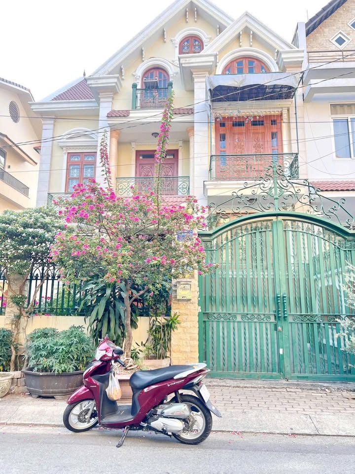 Townhouse Quận 7 240m² thỏa thuận - Mặt tiền kinh doanh