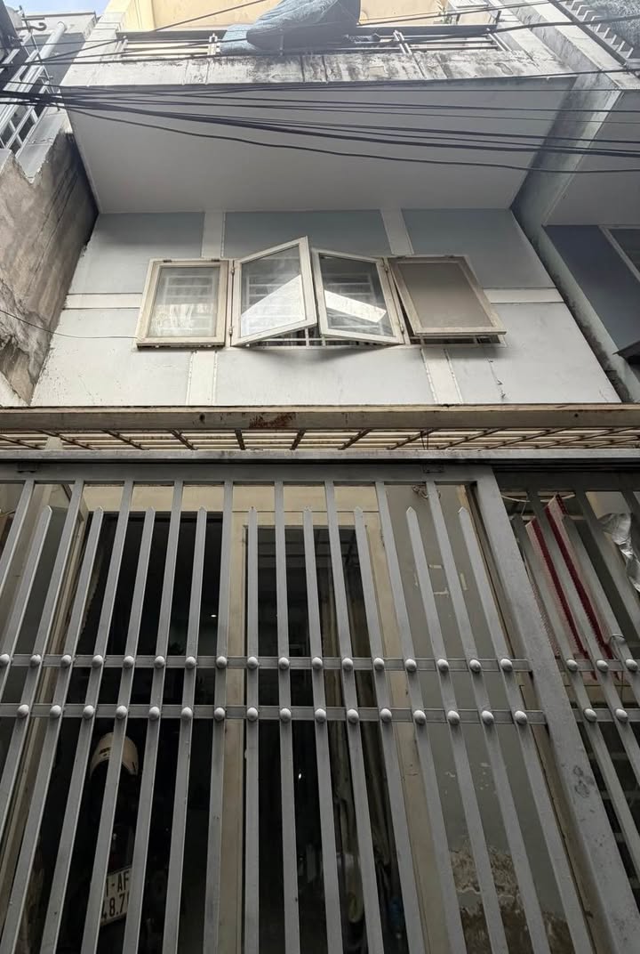 Bán nhà 3 tầng Thủ Đức 30m² giá 3.5 tỷ - Vị trí đẹp, sổ hồng sẵn!