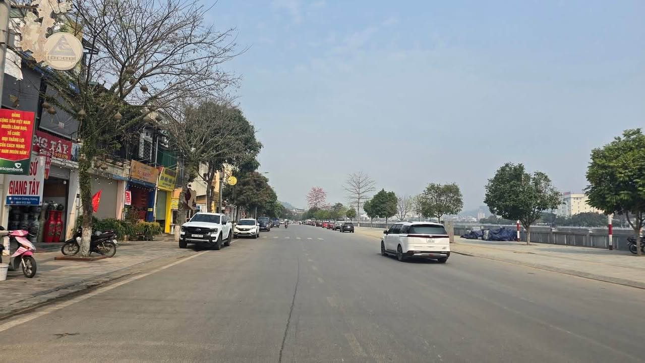 Đất nền Thành phố Lào Cai 242m² Đường to ô tô