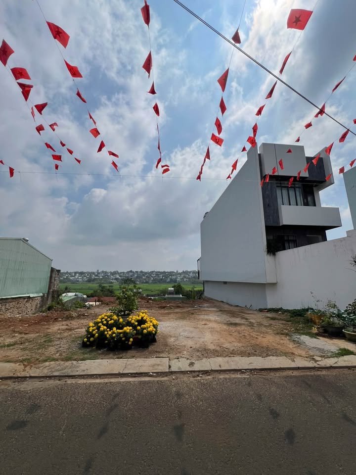 Đất Nền Vị Trí Đắc Địa Pleiku - Sổ Đỏ Sẵn Sàng - 300m²