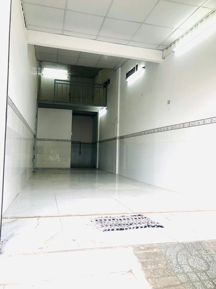 Mặt bằng 30m² mặt tiền Tỉnh lộ 10, Bình Tân - Giá 9.5 triệu/tháng, kinh doanh sầm uất