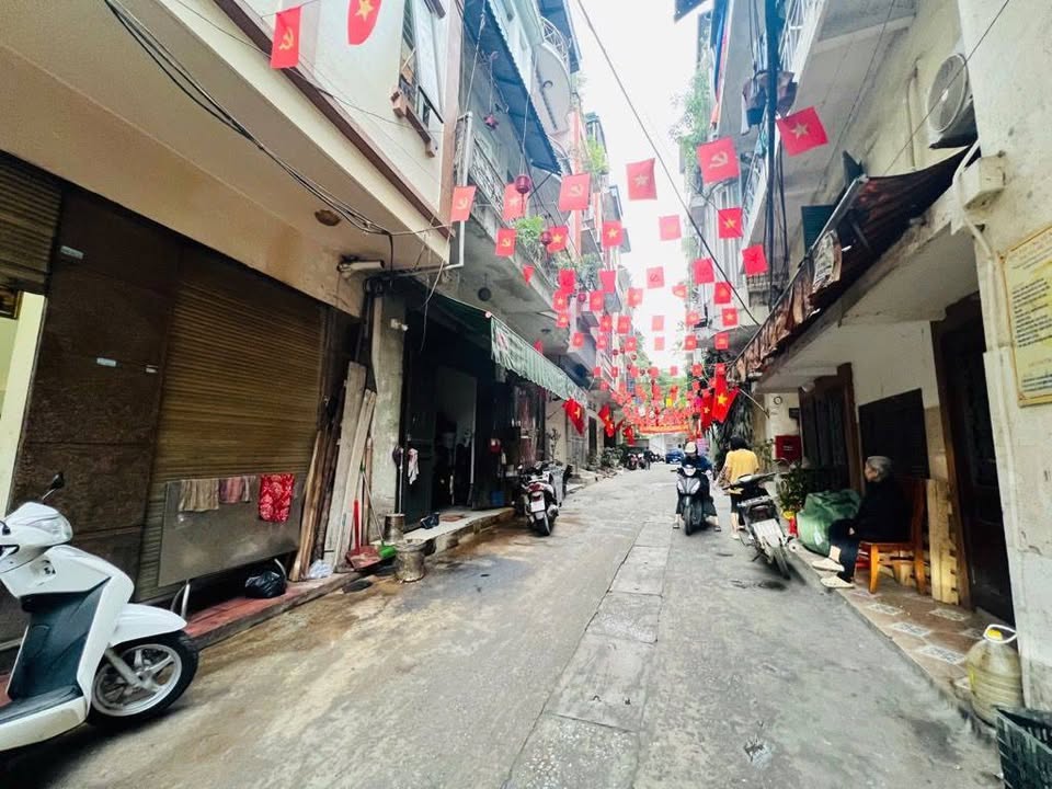 Nhà riêng Ba Đình 30m² - 2 mặt thoáng, ô tô vài bước, Sổ hồng sẵn!