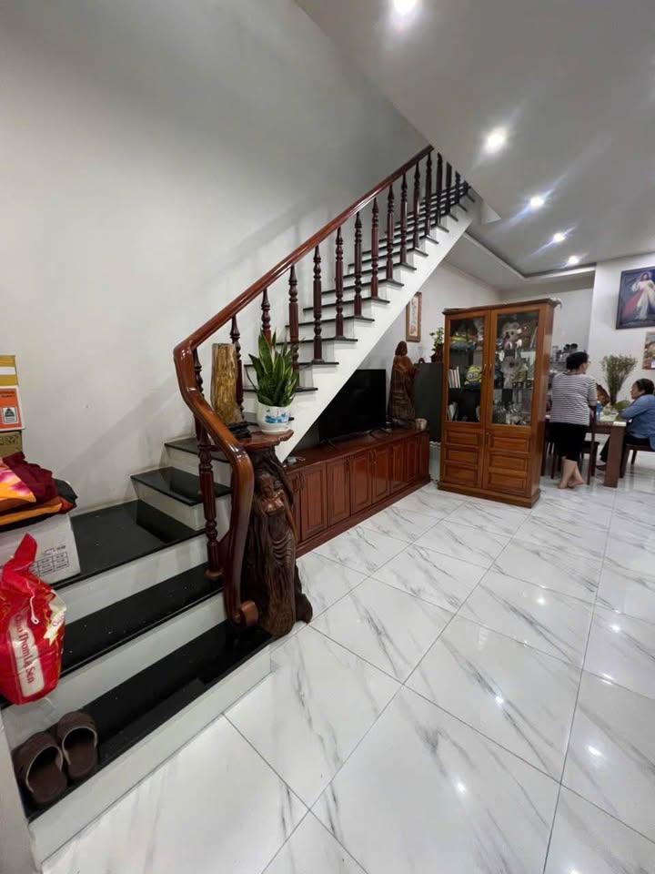 Nhà Lầu Tân Phong Biên Hòa 95m² - Sổ Hồng Sẵn, Ô Tô Vào Tận Nhà!