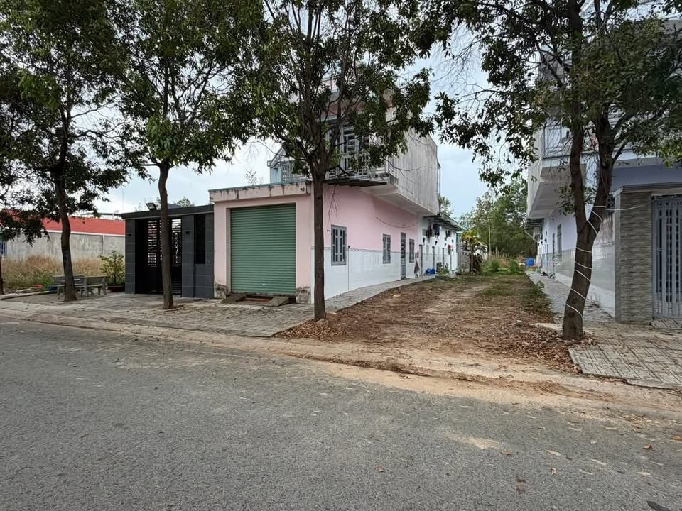 Nhà Mặt Tiền Bến Cát 150m² Có 4 Phòng Trọ - Giá 2.4 Tỷ