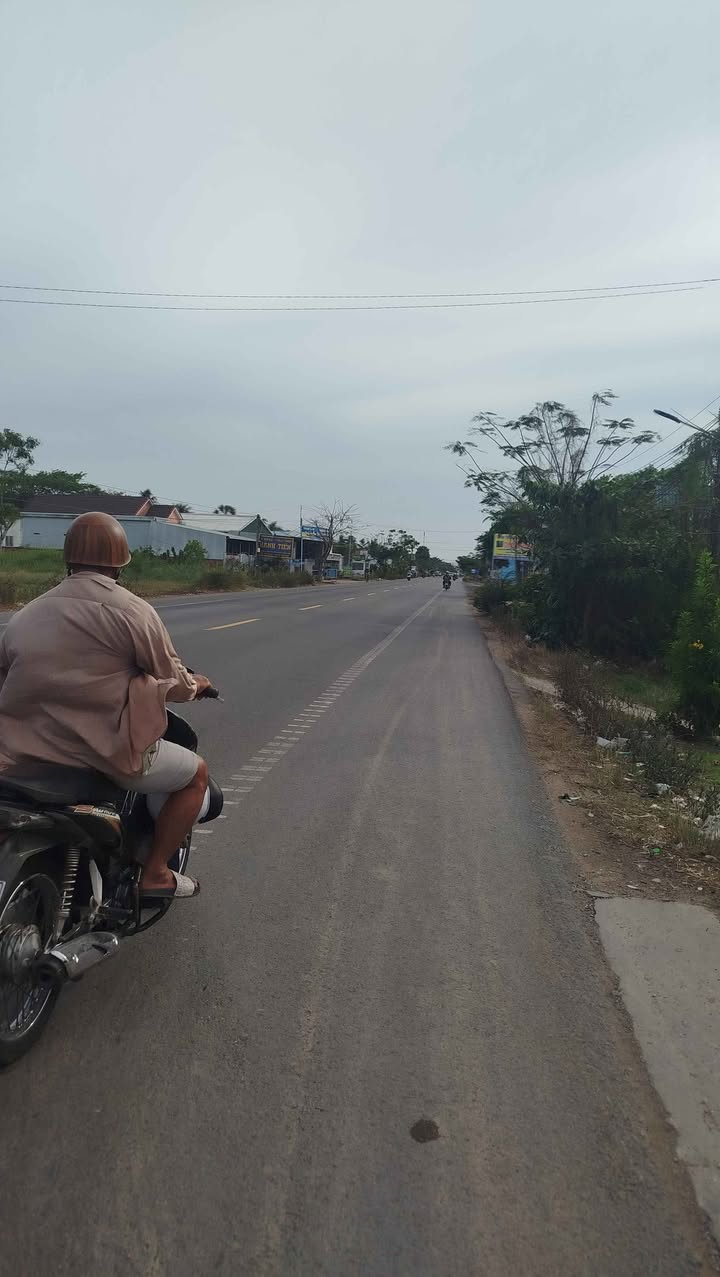 Bán Đất Mặt Tiền QL1A, Sóc Trăng - 1200m², 700 Triệu, Kinh Doanh Thoải Mái