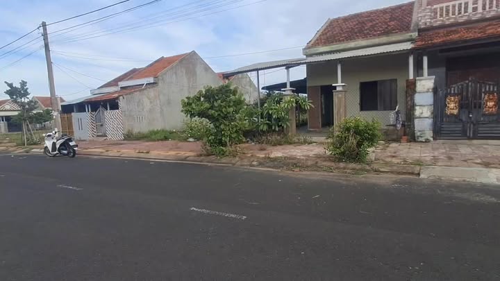 Nhà 200m² Sổ Đỏ, Sát Biển Đông Hòa, Phú Yên - Giá 2 Tỷ