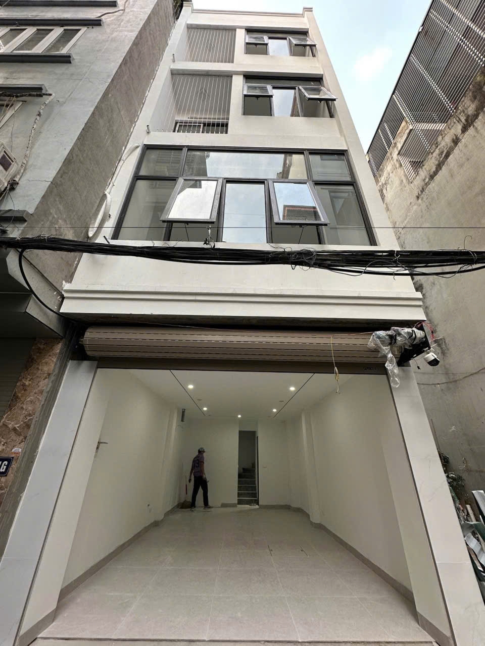 Nhà 4.5 Tầng Thang Máy Nguyễn Khoái, 38m² - Ô Tô Lùi Cửa, Sổ Hồng Sẵn Sàng