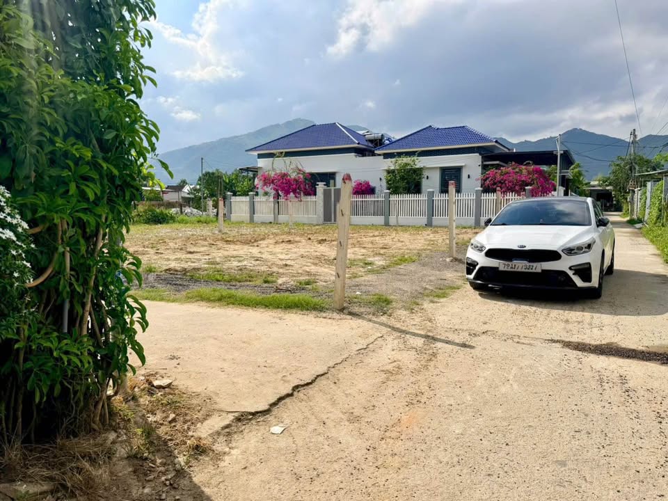 Đất nền Diên Khánh 108m² - Hai mặt tiền, sát chợ, giá 1.75 tỷ