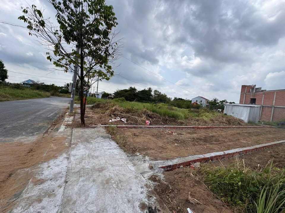 Nhà 1 trệt 1 lầu Cần Đước 126m² - Ô tô vào tận nhà, Sổ hồng sẵn!