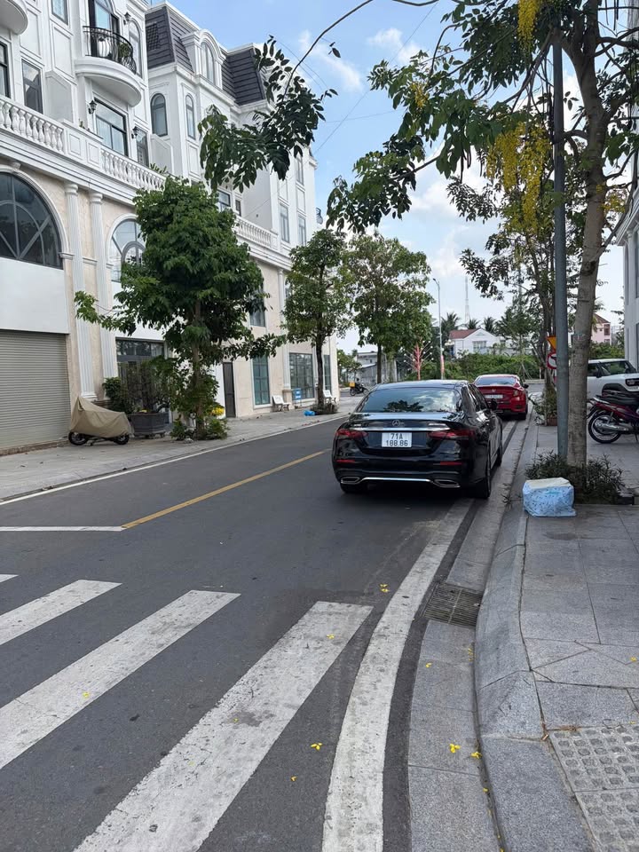 Nhà Phố Mặt Tiền Đại Lộ Đông Tây, Bến Tre - 90m² Giá 7 Tỷ