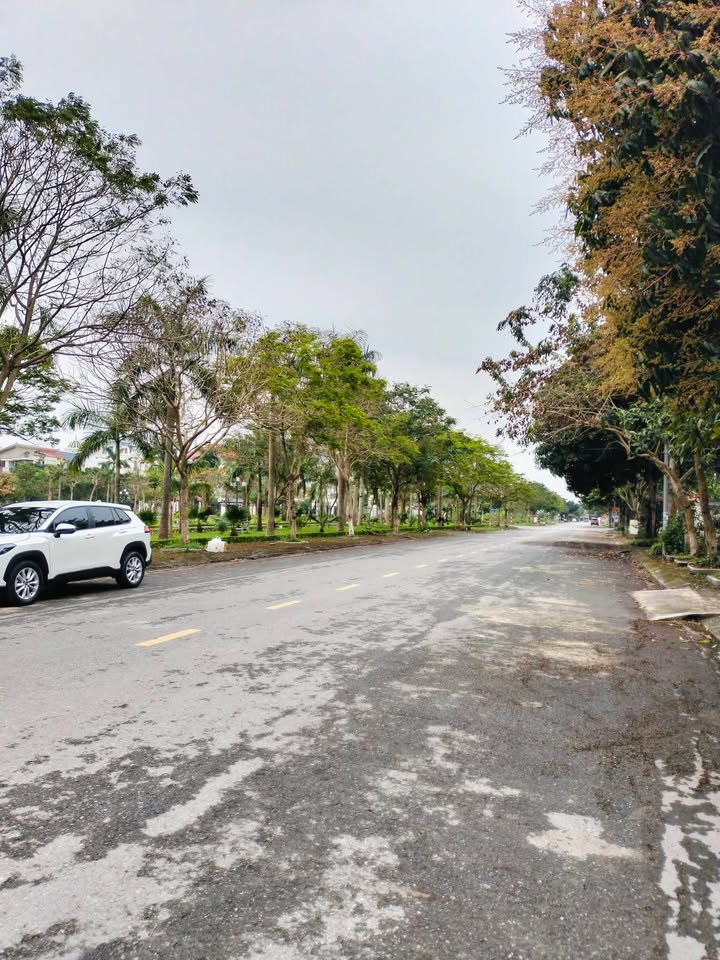 Biệt thự 300m² Mặt Hồ Phủ Lý - Cho thuê làm Văn phòng VIP, Nhà ở