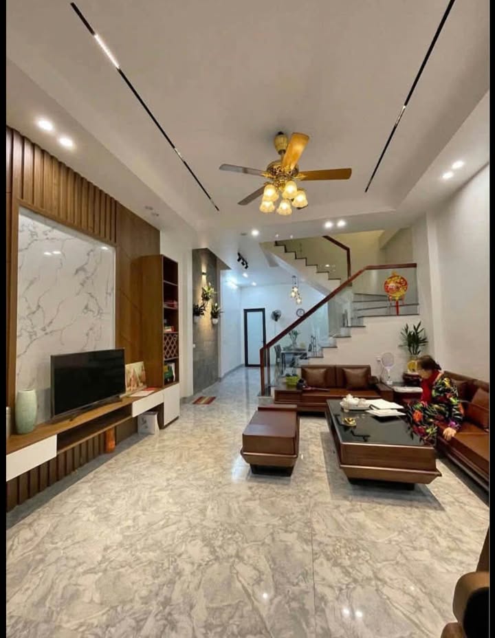 Nhà 3 Tầng Đường Đỗ Mạnh Đạo, Nam Định - 85m², Sân Cổng Oto, Giá 3.85 Tỷ