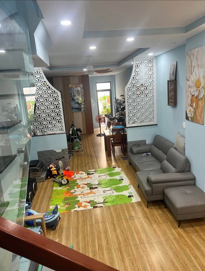 Nhà 2 Tầng Mặt Tiền Đường 10, TP. Thủ Đức - 102m², Sổ Hồng Riêng, Tặng Nội Thất