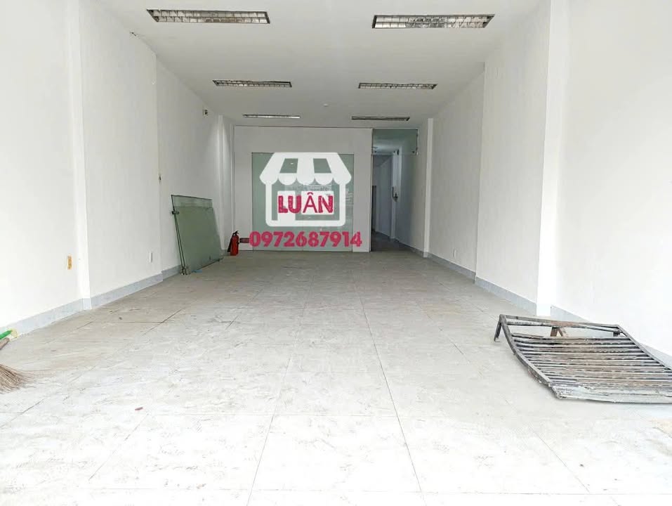 Tòa nhà Mặt tiền Bình Thạnh 150m² - Vị trí trung tâm, sẵn sàng làm việc!