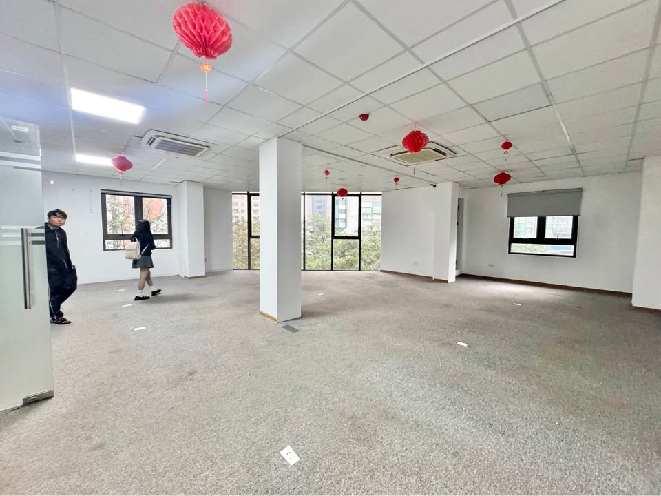 Văn phòng Lê Văn Lương 130m² - An ninh 24/7, sẵn sàng làm việc!