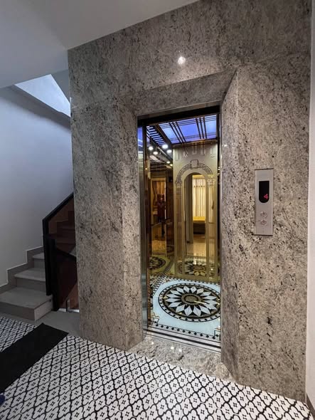 Nhà Phố Hoàn Kiếm 350m² (7 Tầng Thang Máy) - Kinh Doanh Đỉnh Cao, Gần Hồ Gươm