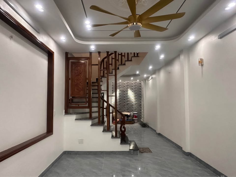 Nhà 4 tầng Văn Cao 80.6m² - Ô tô đỗ trong nhà, chính chủ bán!