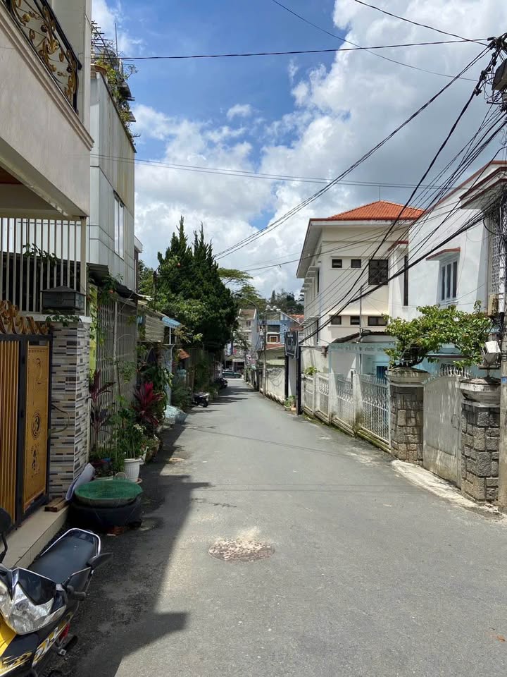 Nhà 2 Lầu Hẻm Xe Máy Phan Đình Phùng Đà Lạt 70m² - Sổ Riêng, Giá 4.5 Tỷ