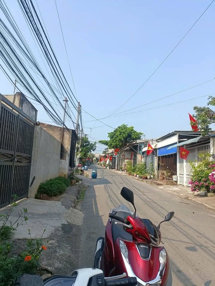 Nhà Phố Dĩ An 100m² - Mặt tiền kinh doanh sầm uất!