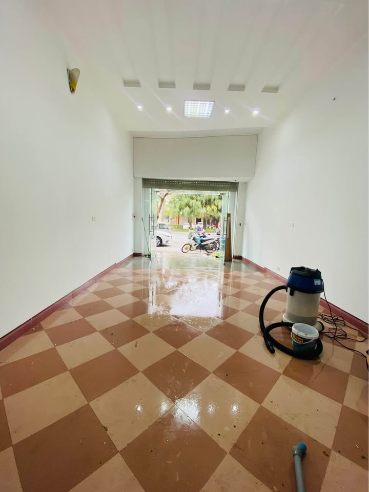 Nhà Phố Lạc Long Quân, Tây Hồ 60m² - Mặt tiền kinh doanh đắc địa!