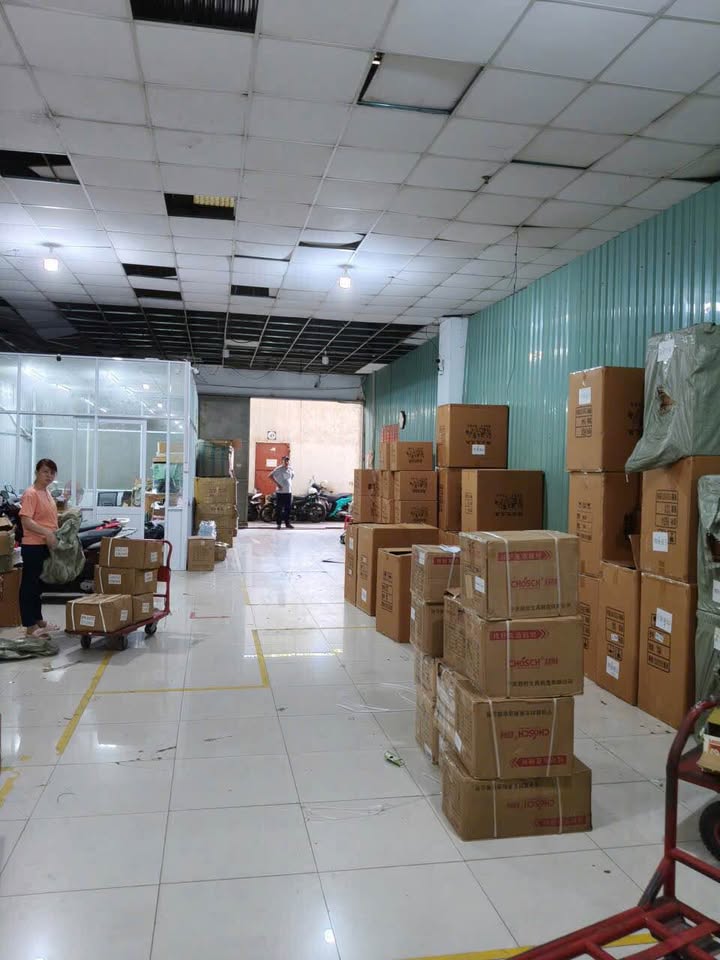 Kho xưởng Quận Tân Phú 810m² – Diện tích lớn, hoạt động ngay!