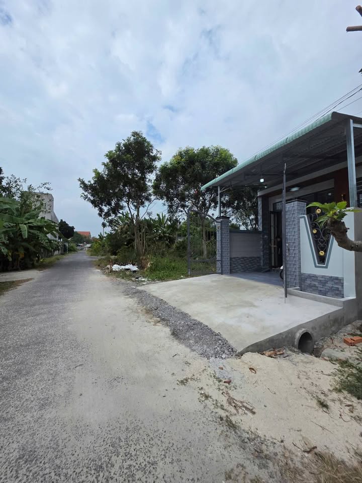 Nhà 90m² Hướng Nam - Ngay Trung Tâm Long Hoa, Tây Ninh - Giá 1.05 Tỷ