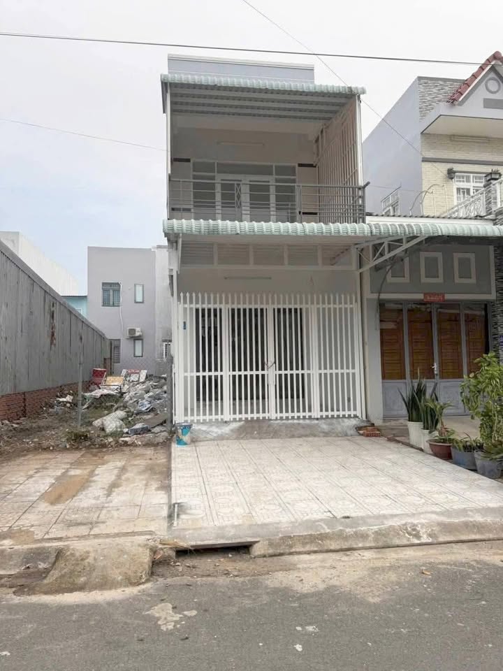 Nhà Phố Rạch Giá 80m² - Mặt Tiền Kinh Doanh, Sổ Hồng Sẵn Sàng!