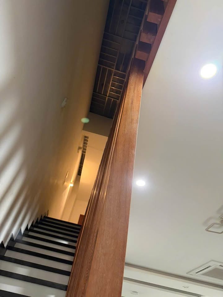 Nhà Mặt Tiền Nguyễn Thị Minh Khai, Quy Nhơn - 120m², 3PN, Full Nội Thất Gỗ