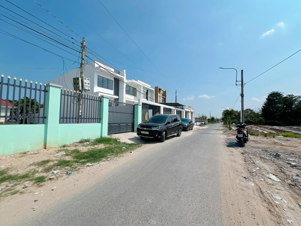 Nhà Phố Cần Giuộc 108m² 2.8 Tỷ - Mặt Tiền Kinh Doanh Tốt!