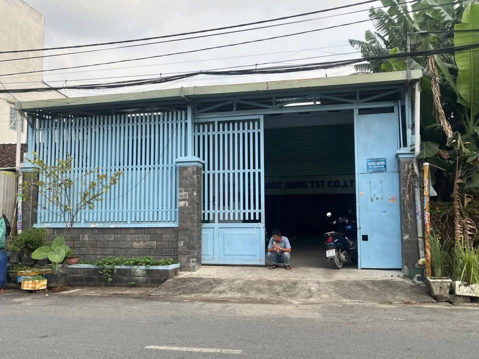 Nhà xưởng Bà Điểm 300m² mặt tiền XTT14 - Sổ hồng, xe tải ra vào!