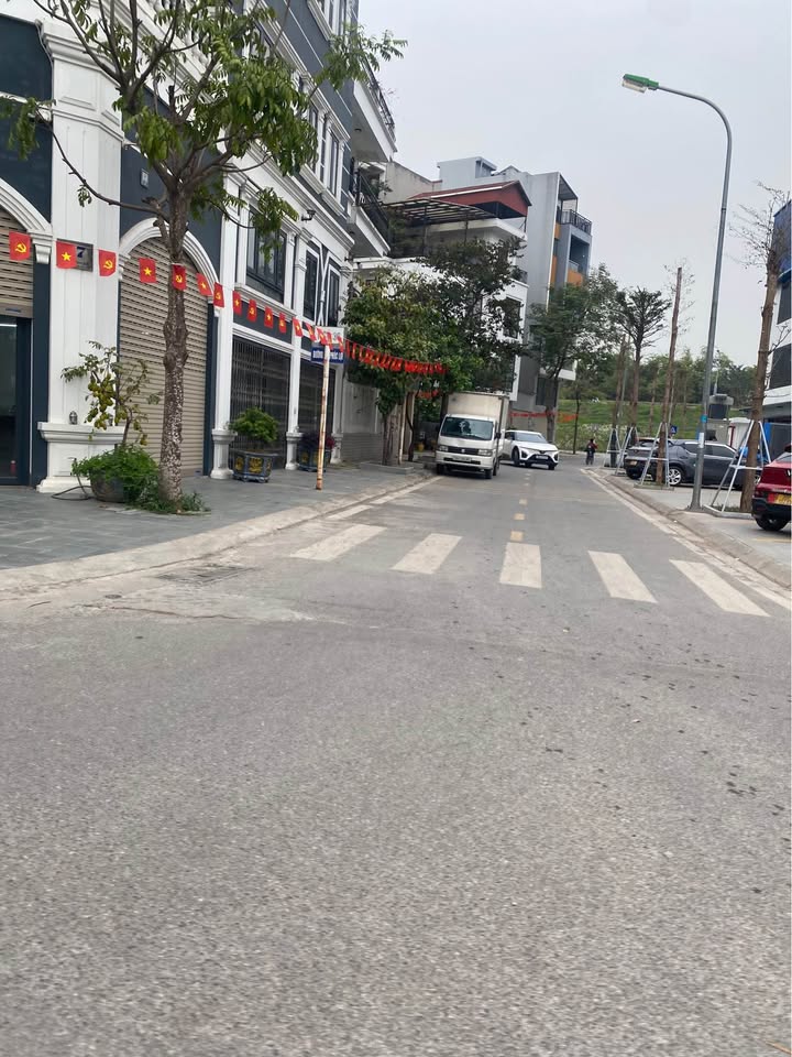 Nhà Giang Biên 30m² 6 Tầng - 5m Ô Tô, Sổ Đỏ Sẵn Sàng