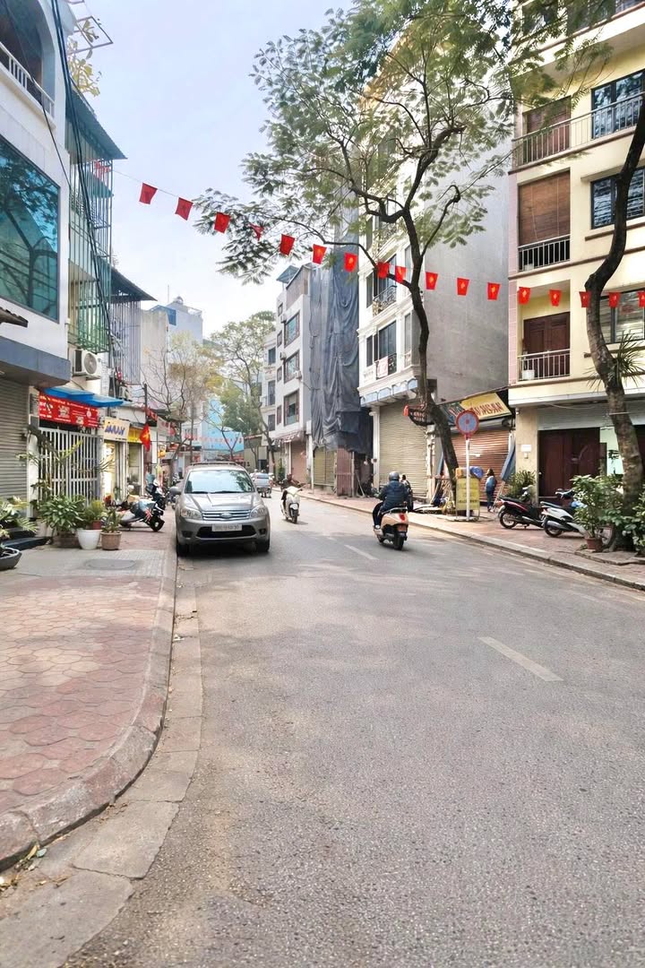 Nhà Phố Phố Ái Mộ 44m² Giá 18.8 Tỷ - Mặt Tiền Kinh Doanh Đắc Địa!