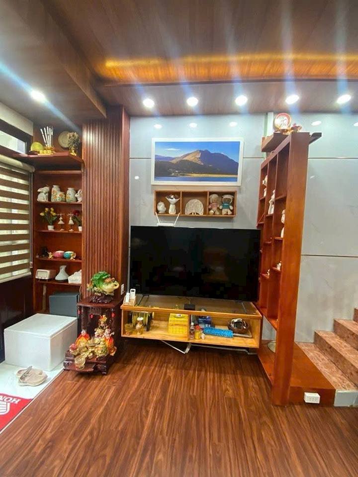 Nhà 37m² Quận 1 - 6 Tỷ, Sổ Hồng Sẵn, Hẻm Xe Máy Tránh