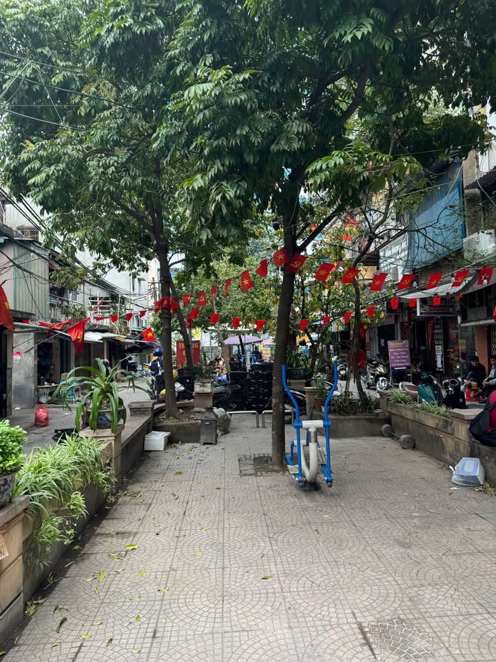 Nhà Tập Thể Vĩnh Hồ, Đống Đa 140m² - Kinh Doanh Sầm Uất, Sẵn Sàng Ở Ngay!