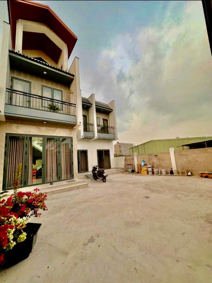 Nhà Nguyên Căn Quận 12 - 7 Triệu/Tháng, Sân Rộng Đậu Xe Hơi