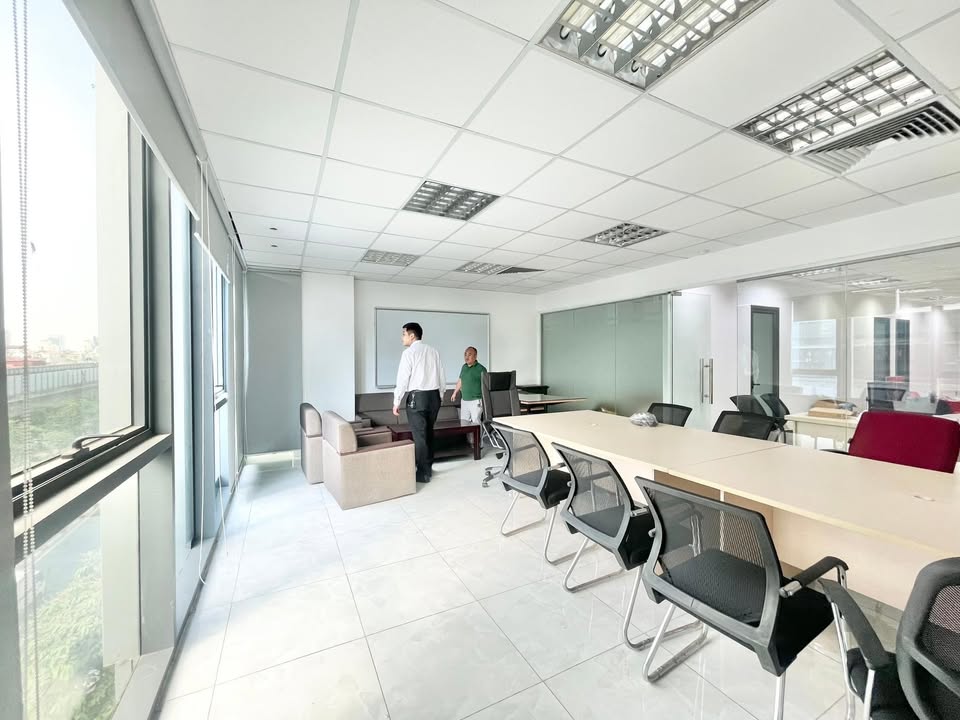 Cho thuê Văn phòng Hoàng Cầu 120m² - Mặt tiền kính, sáng đẹp, giá 15 triệu/tháng