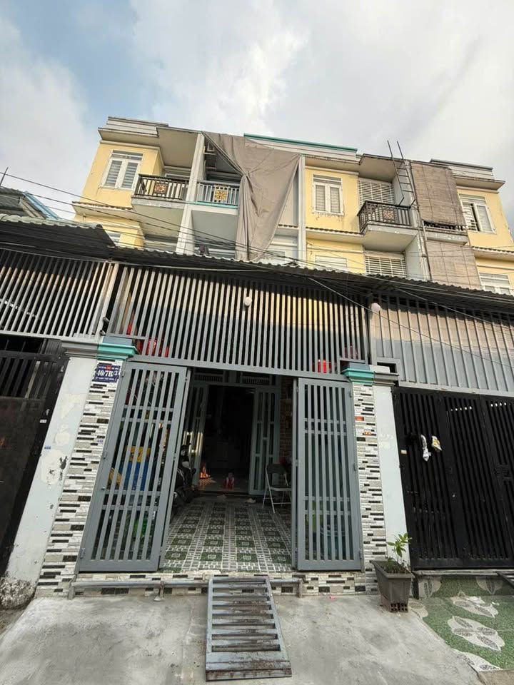 Nhà 3 Lầu 4PN Hóc Môn - Giảm Sốc 300 Triệu, Chốt Ngay 2 Tỷ