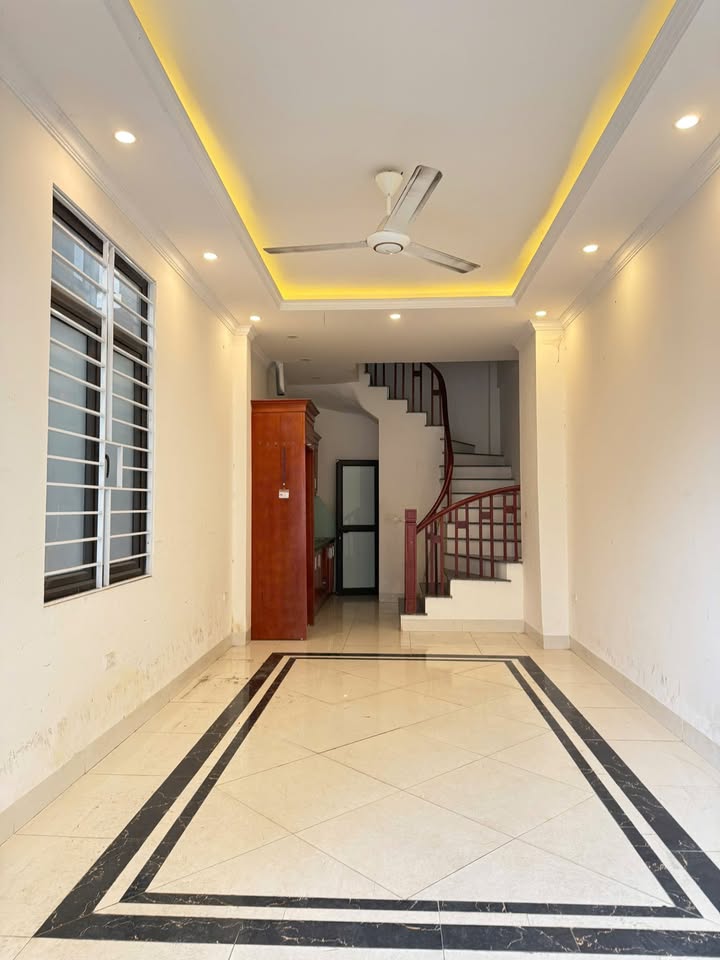 Nhà 5 Tầng Lô Góc Bát Khối, Long Biên - Ô Tô Đỗ Cửa, Giá 11 Triệu