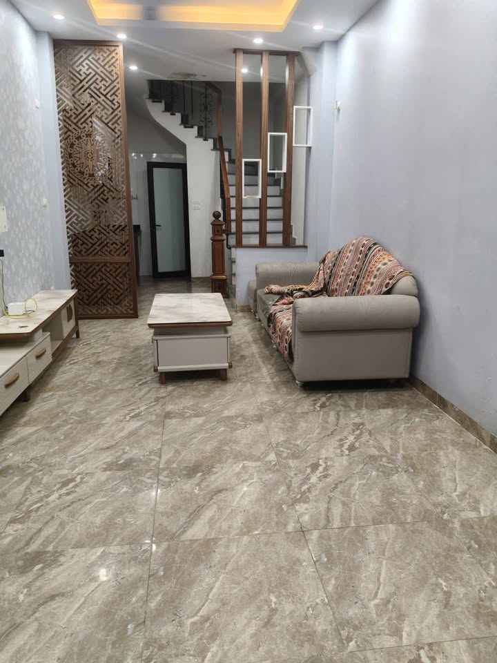 Nhà Nguyên Căn 30m² 5 Tầng Mặt Phố Nguyễn Lam, Long Biên - Giá 10 Triệu/Tháng