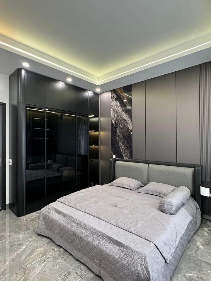 Bán nhà mặt phố cổ 195m² - 5 tầng - 3.5m MT - Gần Hồ Gươm