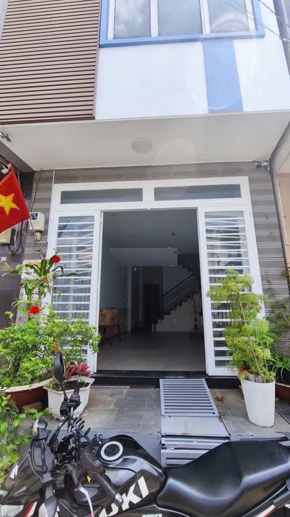 Cho thuê nhà hẻm xe hơi Phạm Văn Đồng, 4 tầng, 16tr