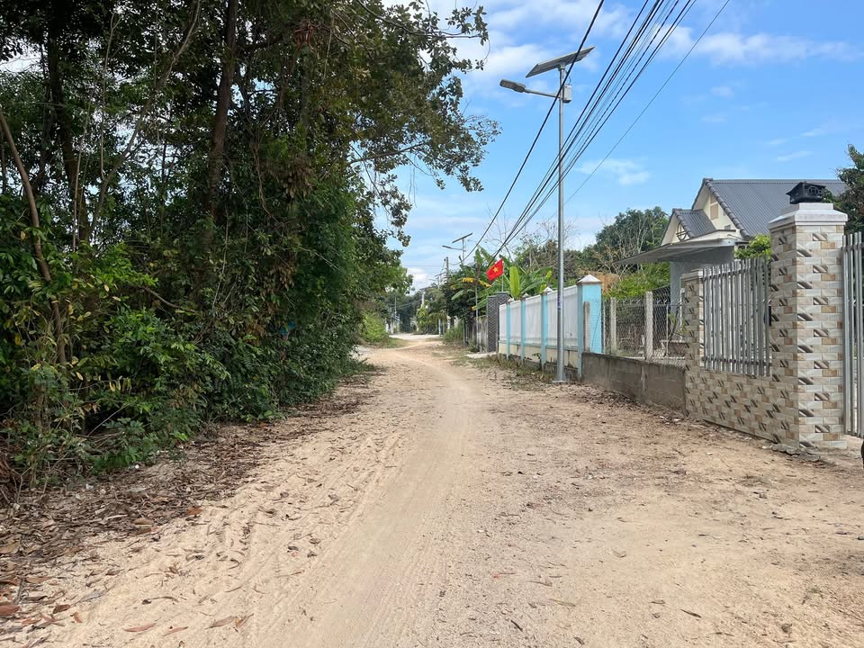 Đất thổ cư Cam Ranh 240m² - Sổ hồng sẵn, gần chợ, ô tô vào đất