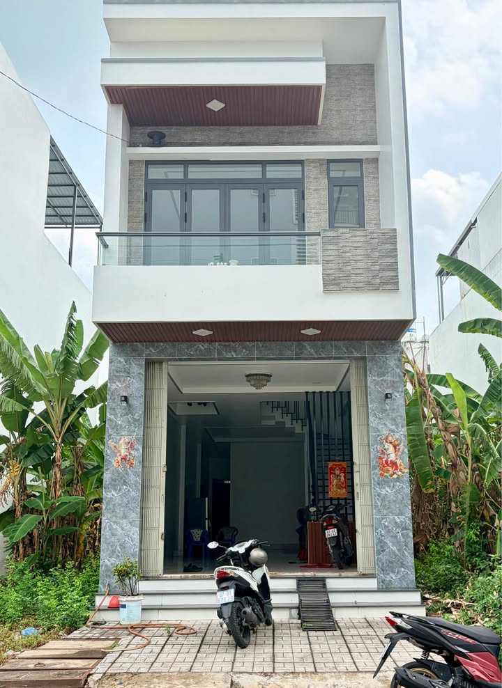 Nhà 2 Tầng Đường Số 6, Long Xuyên - 3PN, 81m², Hướng Tây Bắc