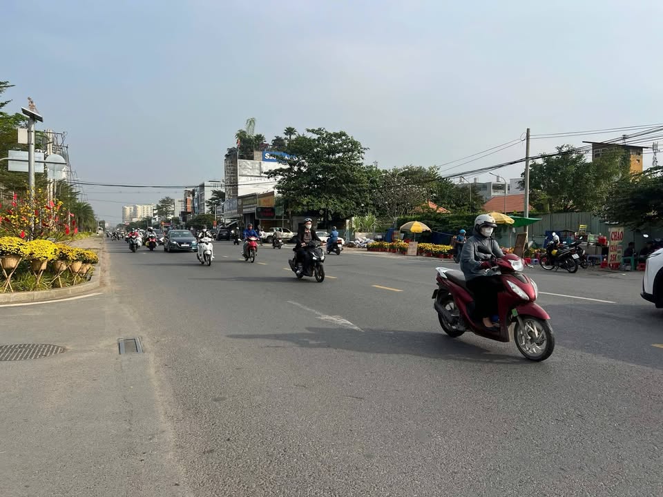 Nhà phố Đỗ Xuân Hợp 420m² giá 100 triệu - Mặt tiền kinh doanh đắc địa