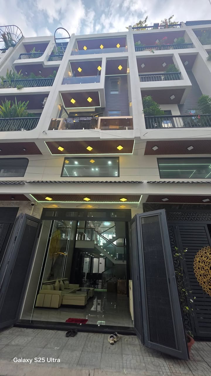 Nhà 5 tầng 70m² Quận 12 - 4PN, Gara Ô tô, Sân thượng - Giá 8.1 tỷ