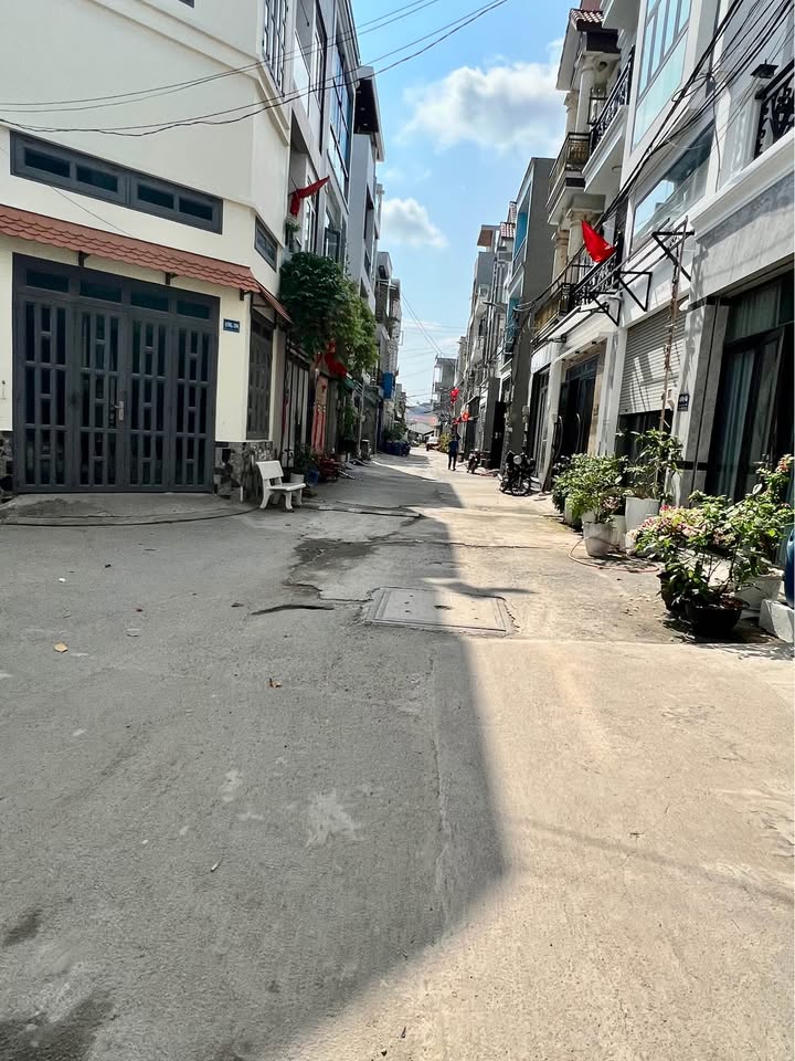 Nhà Phố 5 Tầng 5PN, Sổ Hồng Riêng, Gần Khu Công Nghệ Cao - 6 Tỷ