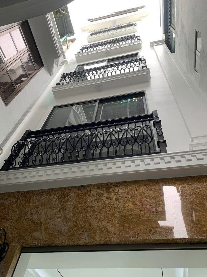 Nhà 6 Tầng Thang Máy Hoàng Quốc Việt, Cầu Giấy - 39m² 8.99 Tỷ